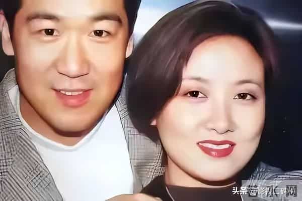 70岁张国立携妻子与友人聚餐,头顶白发老态明显,邓婕气质优雅