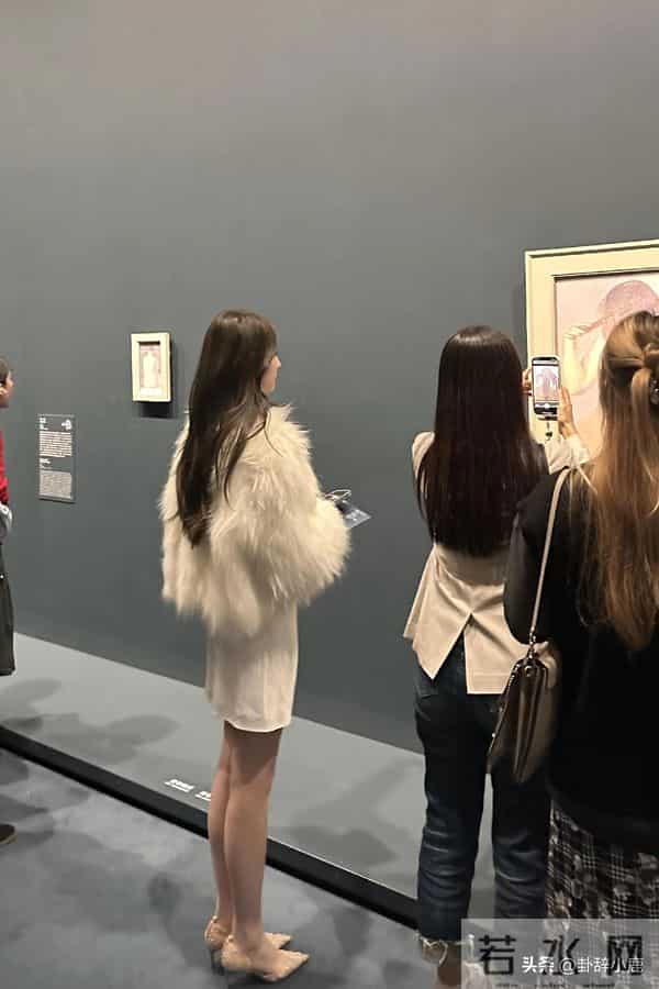 徐如蓝看展被网友偶遇,肤白貌美大长腿,真带劲,这算顶美了吧!