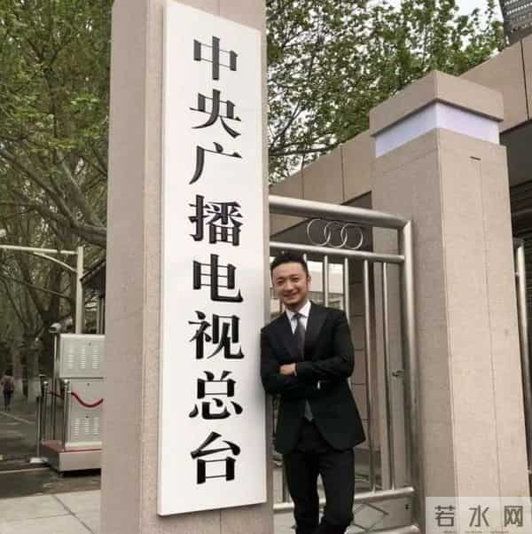 原来我们都被骗了，尼格买提对前妻只字不提，担心的事还是发生了