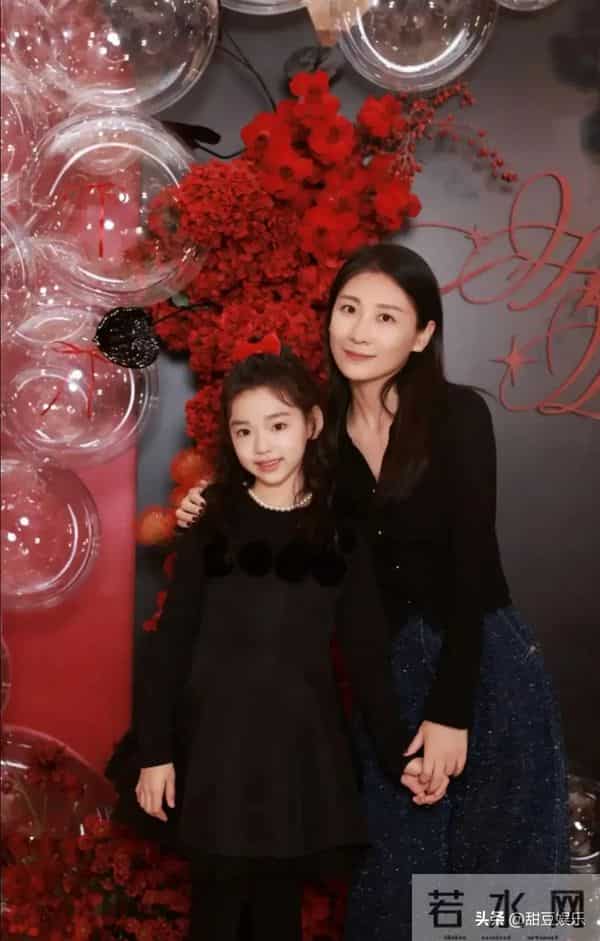 46岁董璇生日照孕味浓!捧蛋糕肚子鼓似四月,是有喜了?