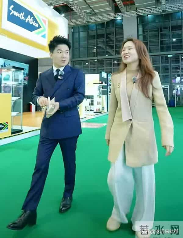 丈母娘瞬间泪崩，董宇辉逛供销馆说有过开椰子的经验，