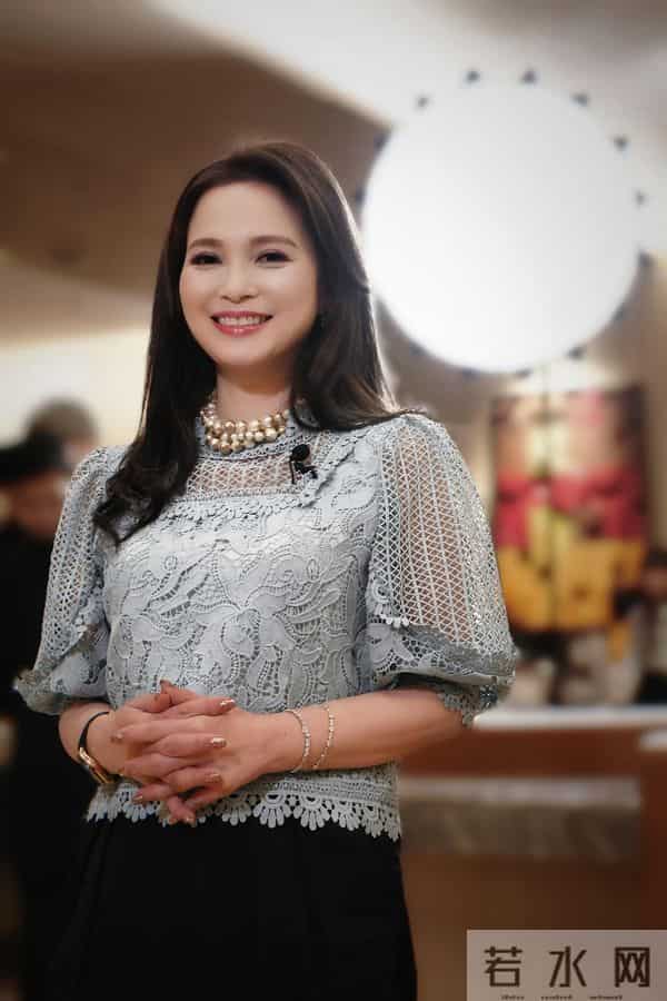 风韵犹存!TVB女星罕见以多套泳衣造型示人,对手演员看后直脸红