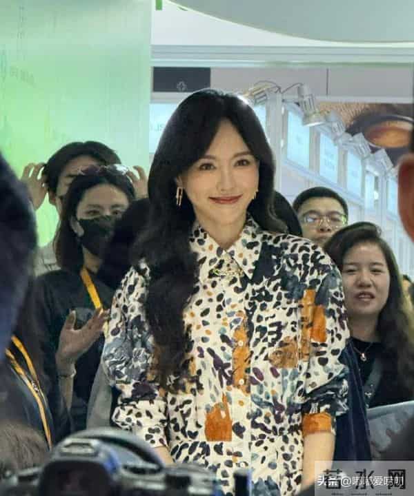 唐嫣现身上海进博会，她明媚动人，高挑身姿大长腿，美韵天成！