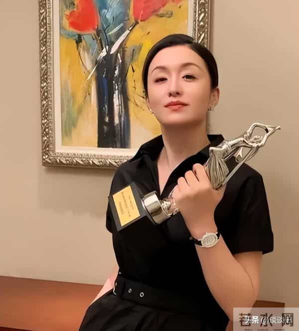 陪玩陪睡只是开胃菜，袭警、舔手指、集体嫖娼，背后的事捂不住了