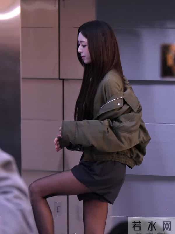 申有娜，这双腿保价3000万…..