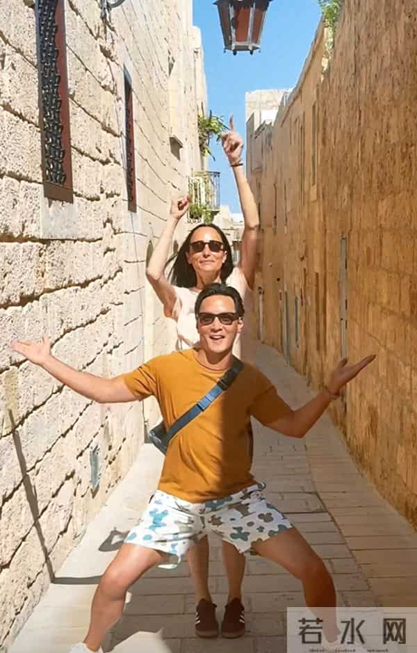 吴彦祖与混血妻子同一动作打卡多地景点，搞笑又甜蜜浪漫！