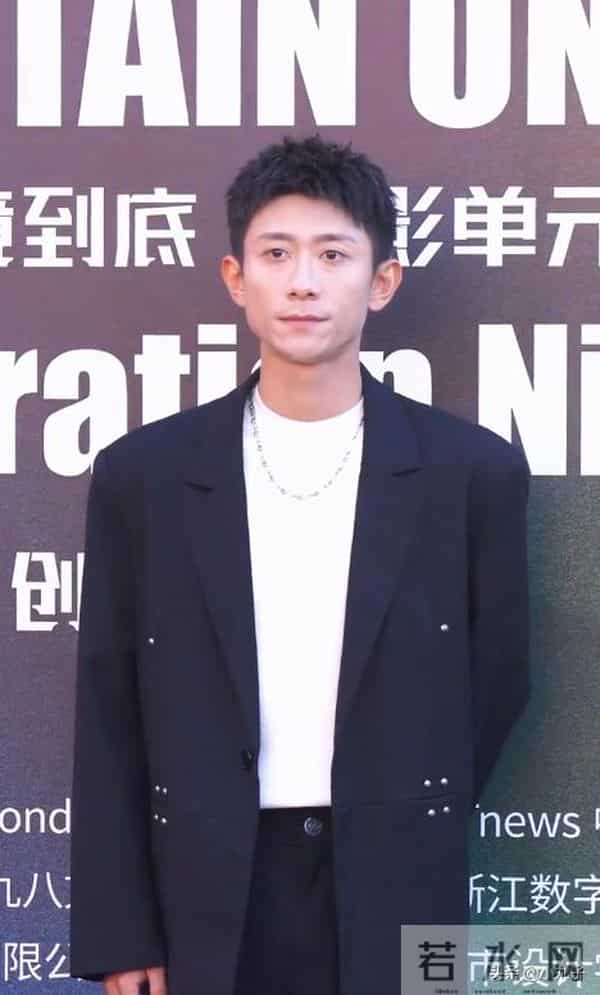 张一山竟然帅成这样了,真的好像京圈太子爷啊,一脸正气的帅!