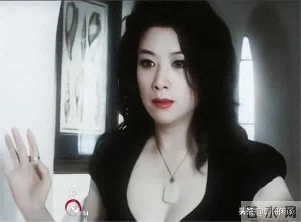 王静真是高大丰满的霸气御姐，独有的气质，丰韵犹存又明艳大气