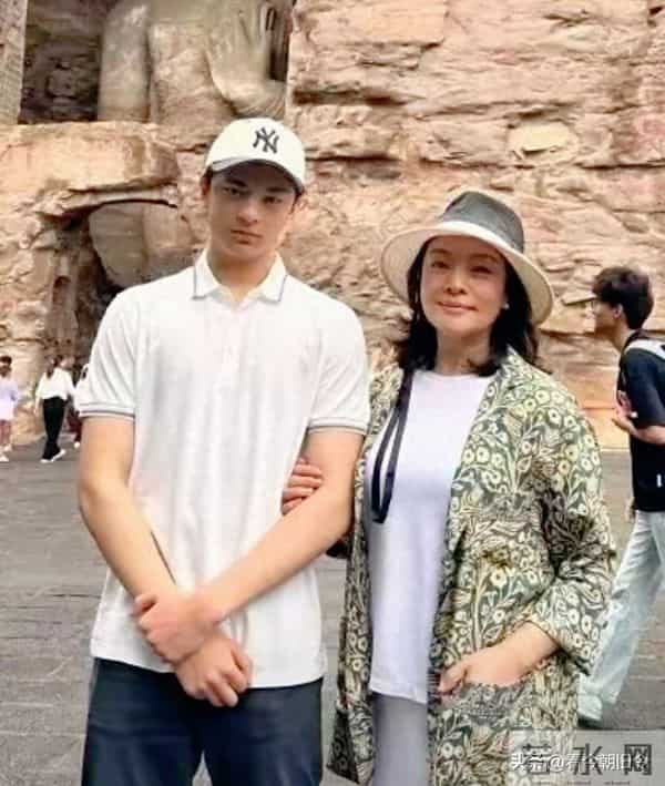 61岁史可和儿子在山西大同旅行, 混血儿子高大帅气，看起来好温馨