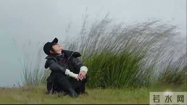 刘晓庆一天吃一斤肉，同龄人夸她年轻，摘下假发真容曝光