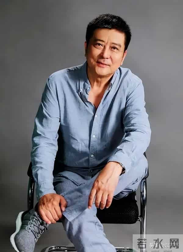 他曾是北影厂第一美男，退居幕后20年担任制片人，如今老的不敢认