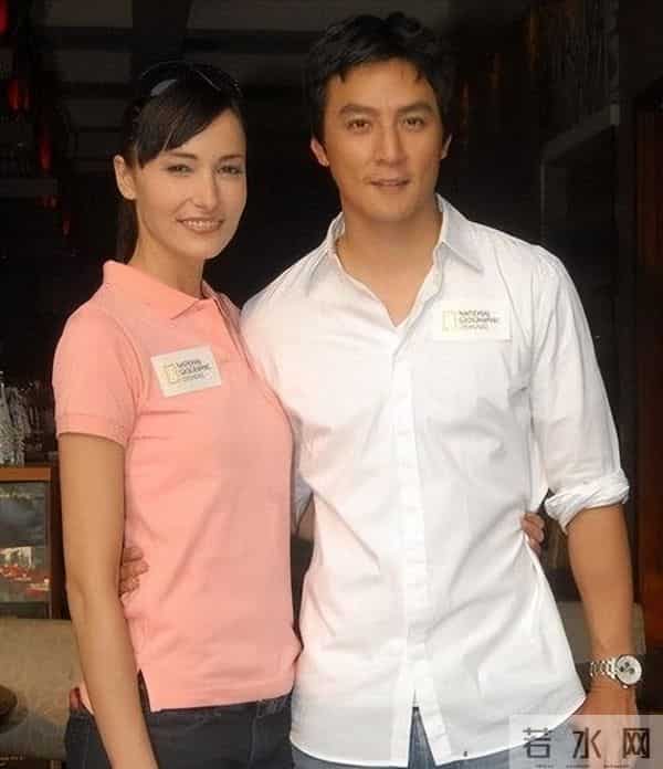 吴彦祖晒与妻子合影!Lisa皮肤粗糙褶多还秃顶,网友:以为是兄弟