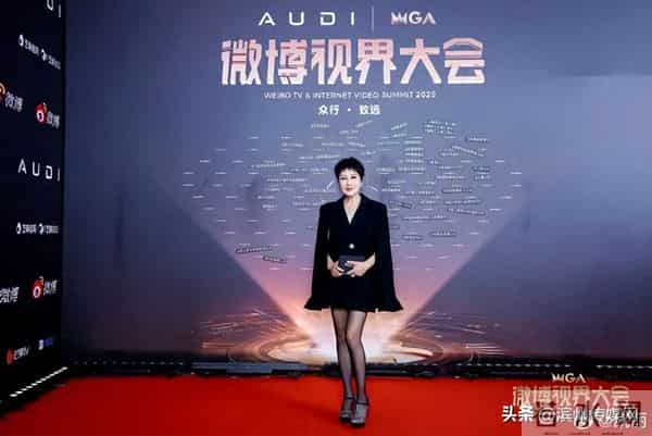 张凯丽回应“自己穿黑丝叫我们买足力健”:丝袜也一直有穿,63岁正是闯的年纪