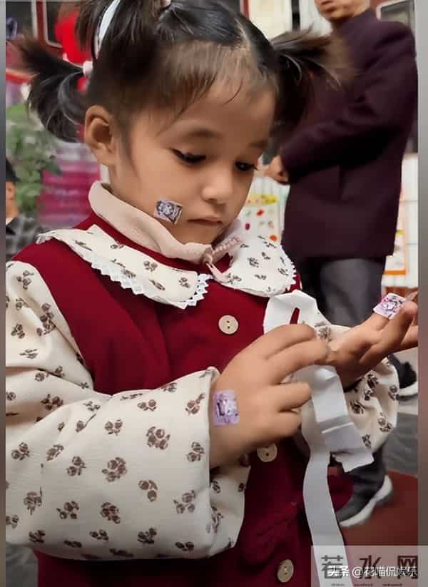 李超群删掉向皮一哥道歉视频,不回应网友评论,安心带安娜上学