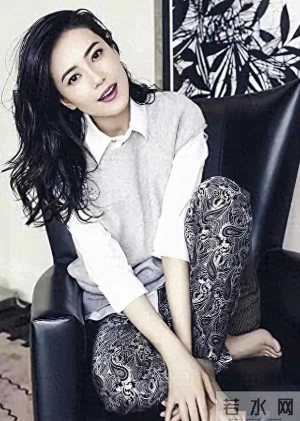 高圆圆光脚大片刷爆热搜 没有高跟鞋束缚，赤足踏在草地上美到发光