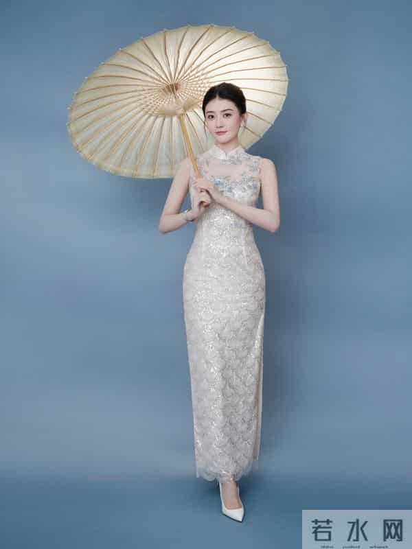 梁洁一袭银白亮片旗袍，勾勒窈窕身段，太美了