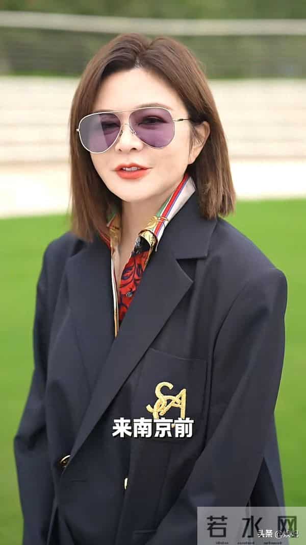 63岁关之琳最新穿搭：齐肩发+西装外套+阔腿裤，时髦又减龄，像40