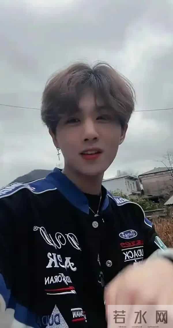 鹿哈官宣领证!8 年爱情长跑终成正果,娇妻身材火辣,夫妻相拉满