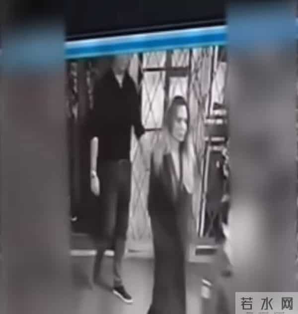 保镖被乌克兰征兵部门带走!安吉丽娜·朱莉亲自“捞人”