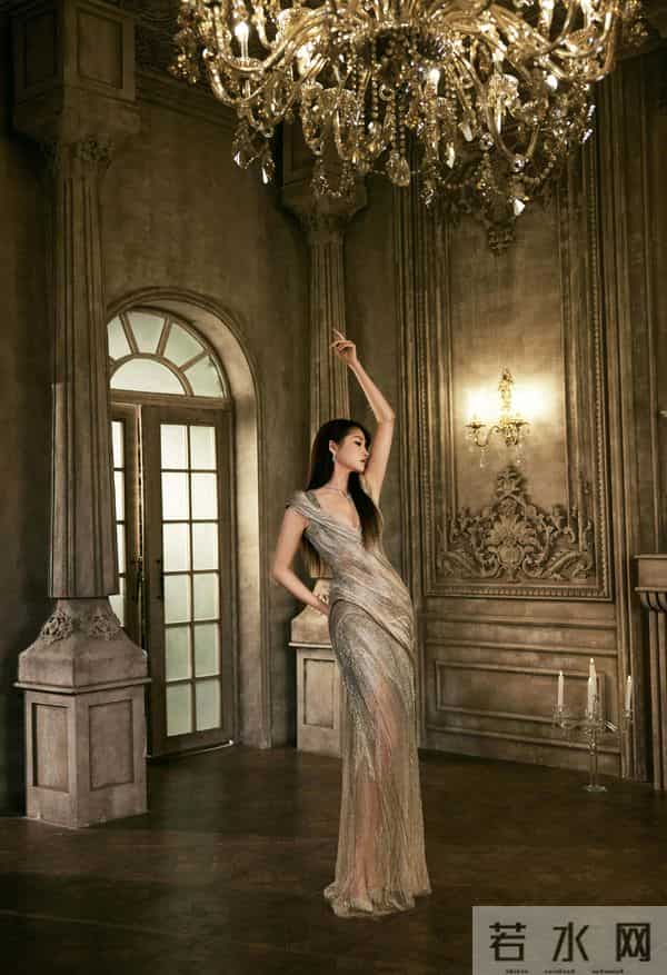 关晓彤挑战丰满性感风穿上了大胆的低胸蕾丝透视裙,性感!