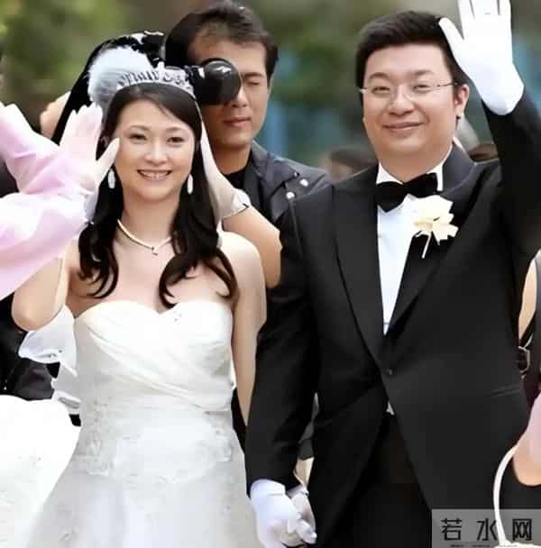 前央视主持刘芳菲现状,俩富豪前任全都判死刑,如今她满眼空洞