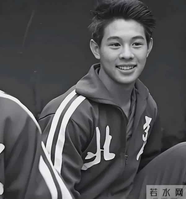 不敢认!看了61岁李连杰和63岁利智的合照,风光背后满是心酸