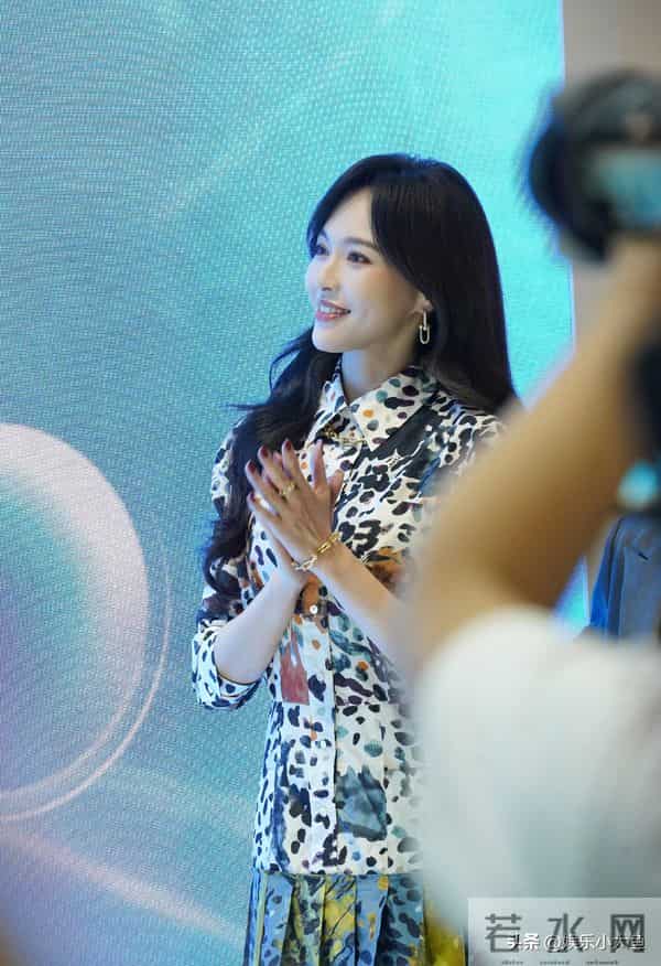 唐嫣今日上海进博会出席活动,穿浅蓝色印花桑蚕丝连衣裙好漂亮