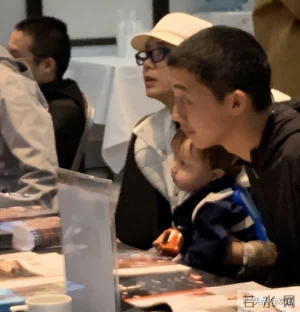 59岁蒋雯丽现状，定居英国，又瘦又老，网友惋惜：一代女神也老了