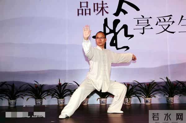 她是金牌美女主持，嫁上海首富生3个孩子，54岁看着像34岁好年轻