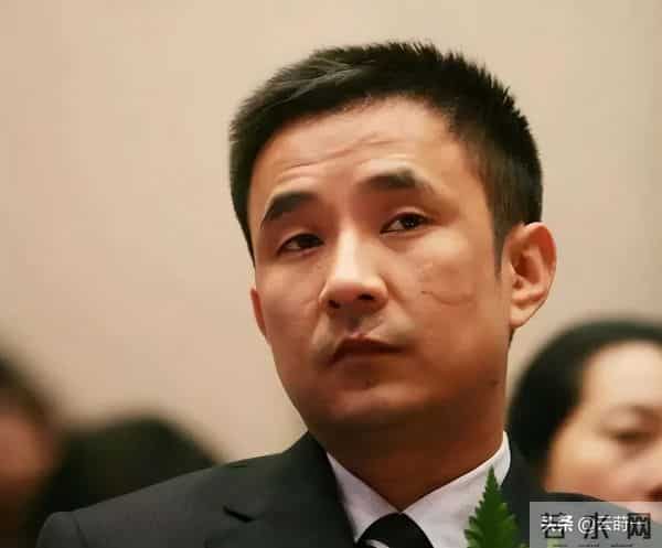 曾被张艺谋力捧，火后与富豪卷款61亿逃亡国外，现在的她过得如何