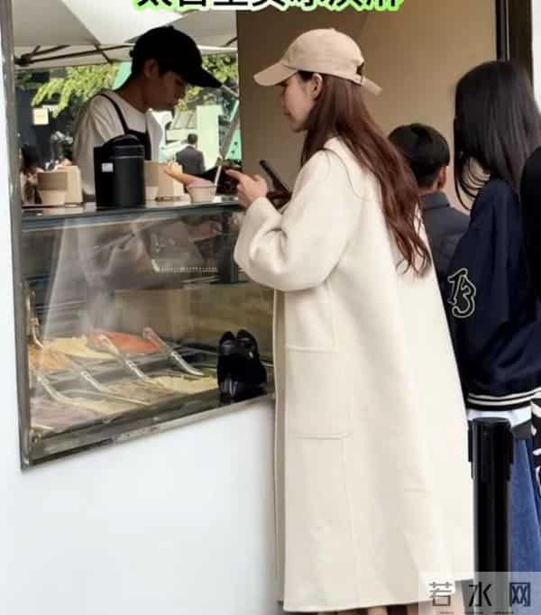 大S离世8个月，玥儿再现妈妈的经典动作，长发模样好漂亮