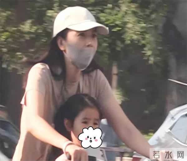 46岁高圆圆活动生图:脸上褶子多含胸驼背,她身边整容脸网红惊艳