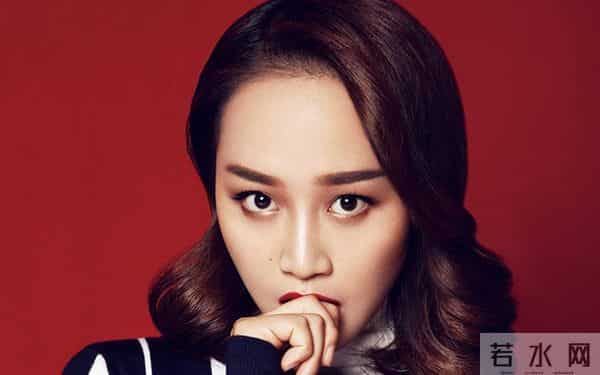 蓝盈莹疑似新恋情曝光，与男子同吃一碗蛋糕，网友为曹骏感到惋惜