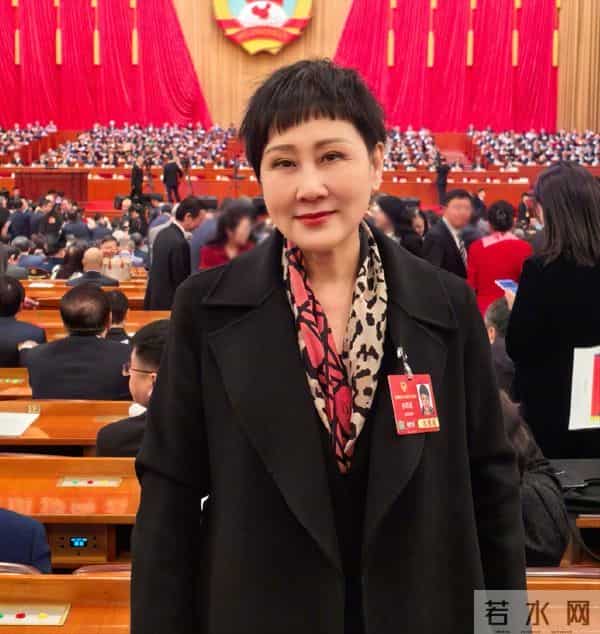 收手吧!63岁张凯丽穿“黑丝”现身不到72小时,恶心的事情发生了