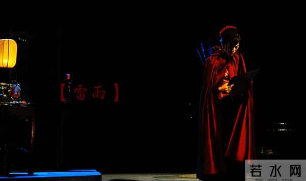 王家卫搭档张叔平现状,头发花白和梁朝伟过生日,蛋糕好小显寒酸