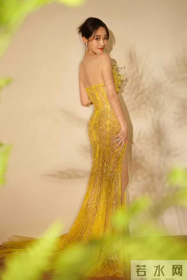 蓝盈莹，好绝的腰臀比！