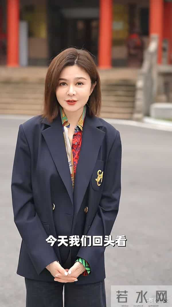 63岁关之琳最新穿搭：齐肩发+西装外套+阔腿裤，时髦又减龄，像40