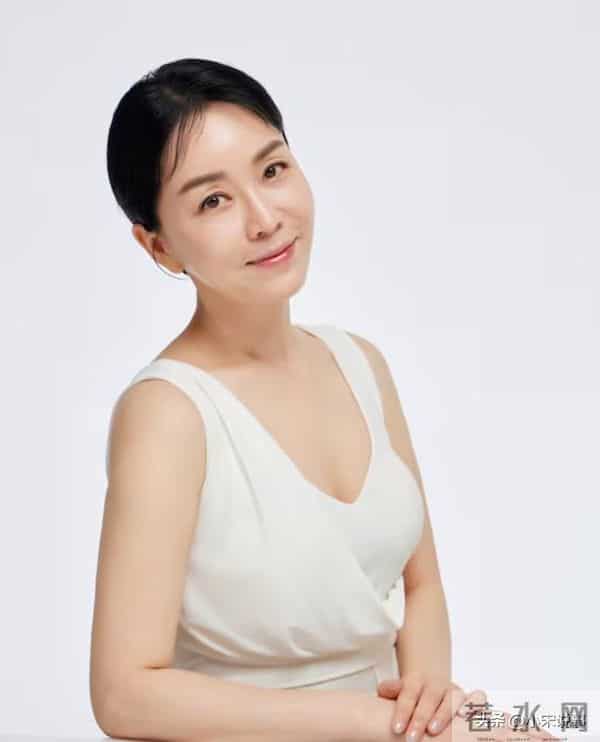 韩国女星54岁仍未婚，住酒店8000元一晚，坦言：没孩子钱留着干嘛