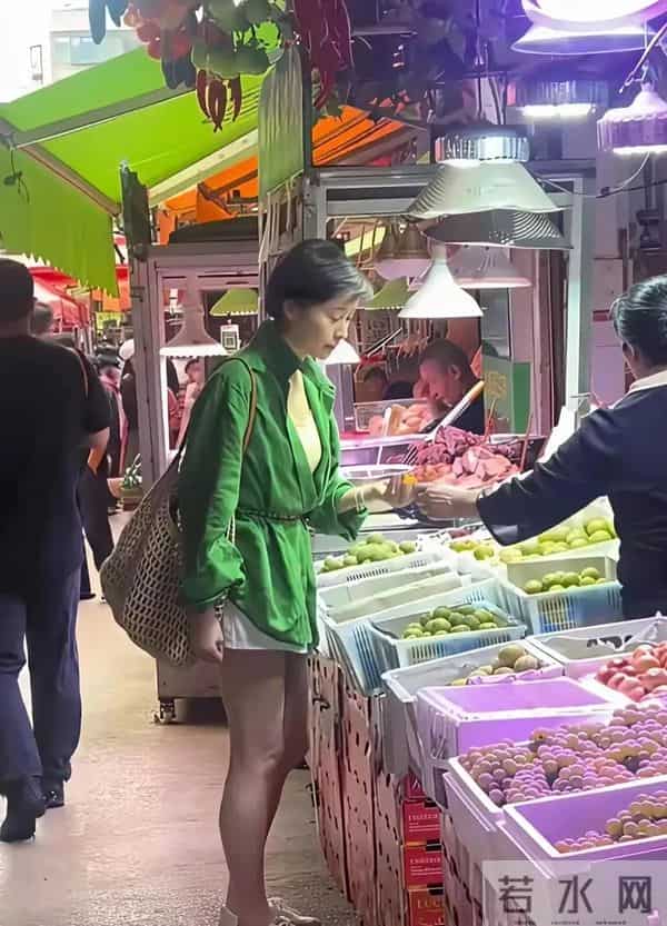 53岁吴越现身云南市场 保养的真好 在电视剧里不是美女但现实也惊艳