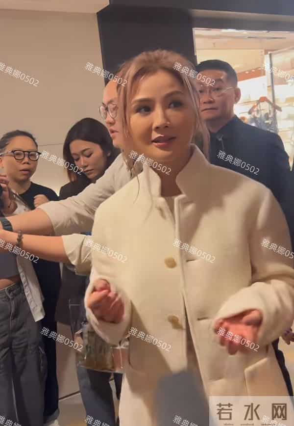 阿sa蔡卓妍本人没有网上夸的那么年轻,脸有点肿整感明显不够自然