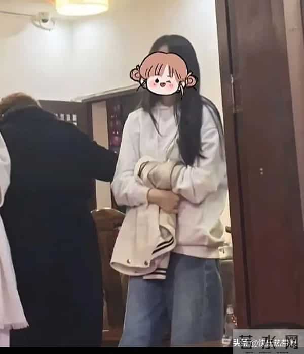 网友偶遇马筱梅带玥儿吃饭,母女同框好有爱,玥儿变得更自信