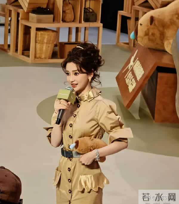 杨颖空降红蜻蜓直播间!素颜皮肤蜡黄有黑眼圈,仅露脸几秒引热议