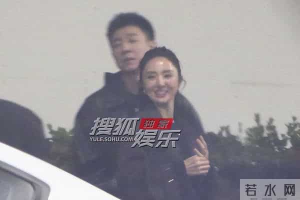 独家:董璇生日聚会张维伊照顾小酒窝 散场后夫妻牵手好甜蜜