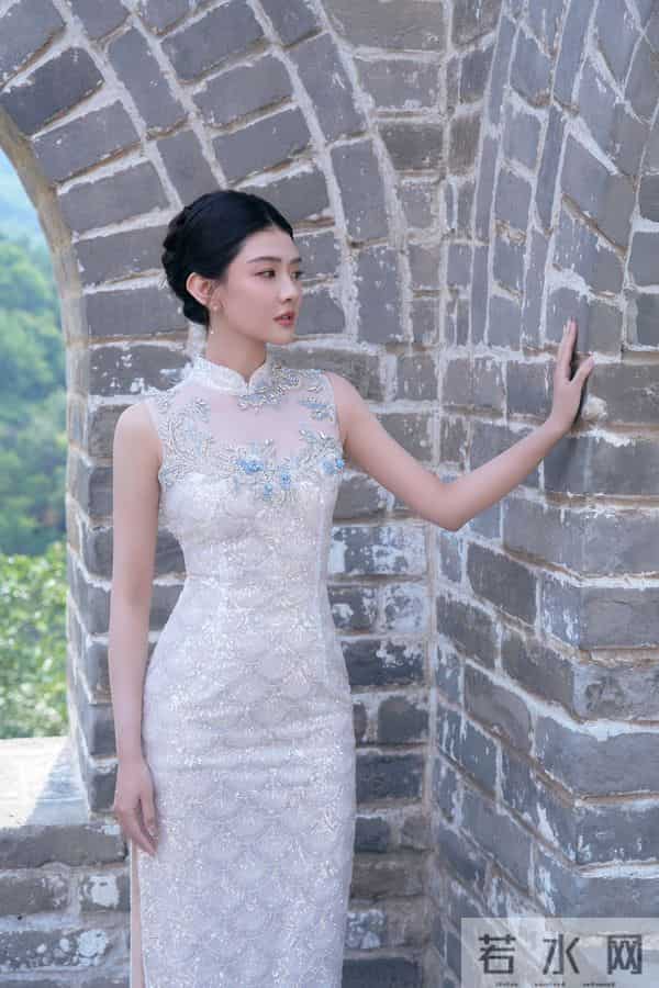 梁洁一袭银白亮片旗袍，勾勒窈窕身段，太美了