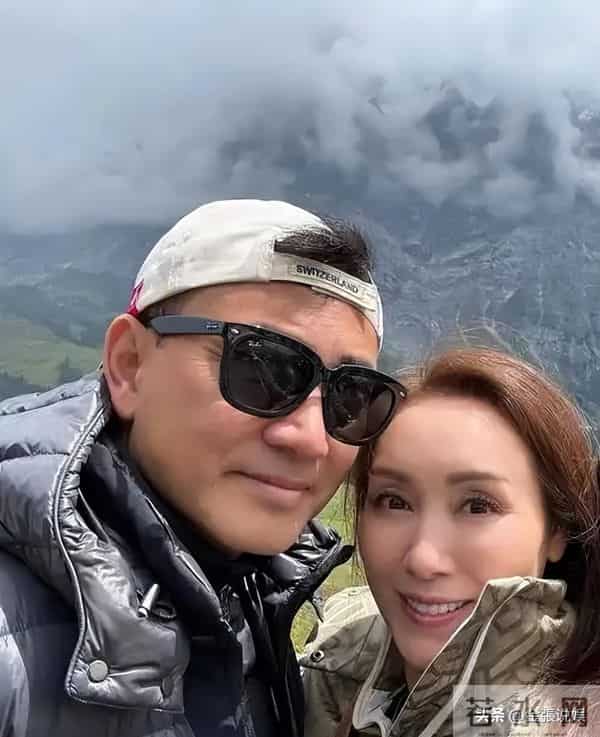 郭可盈在香港买37万国产电车,与丈夫现身提车,林文龙打扮好时尚