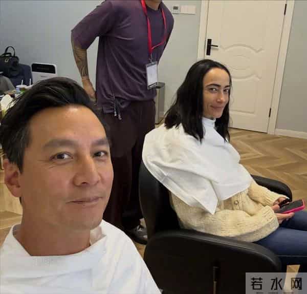 吴彦祖晒与妻子合影!Lisa皮肤粗糙褶多还秃顶,网友:以为是兄弟