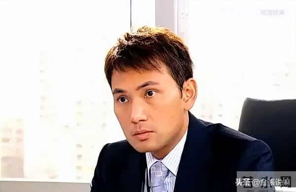 郭可盈在香港买37万国产电车,与丈夫现身提车,林文龙打扮好时尚