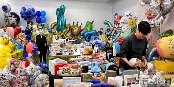 主持人何炅澄清衰老焦虑：我眼神好得很！