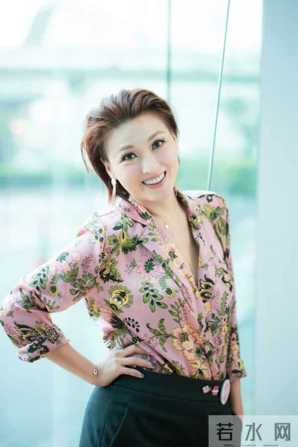 55岁香港著名女歌手的近况曝光，曾因不育通过领养方式实现母亲梦