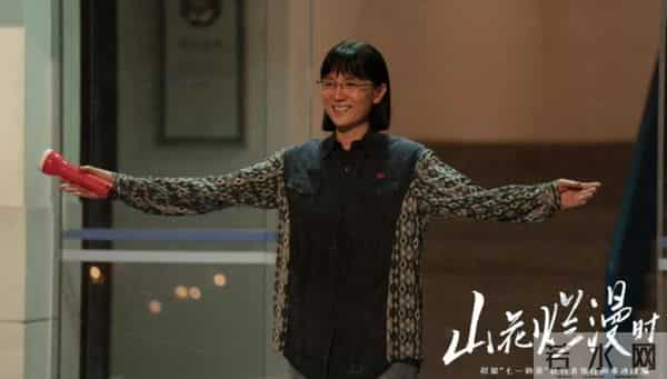 人民日报“点名”刚1个月，宋佳因一个举动，再令所有人刮目相看